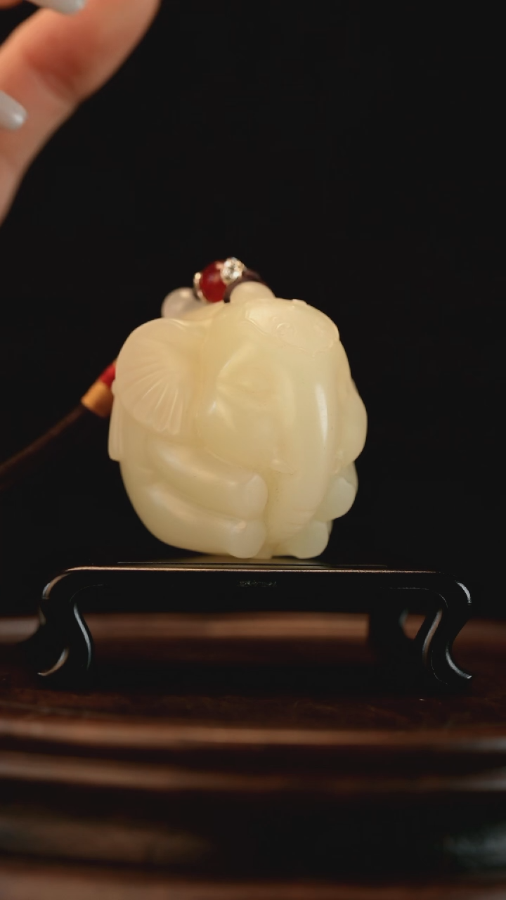 云南石竹叶青雕刻：手握吉象