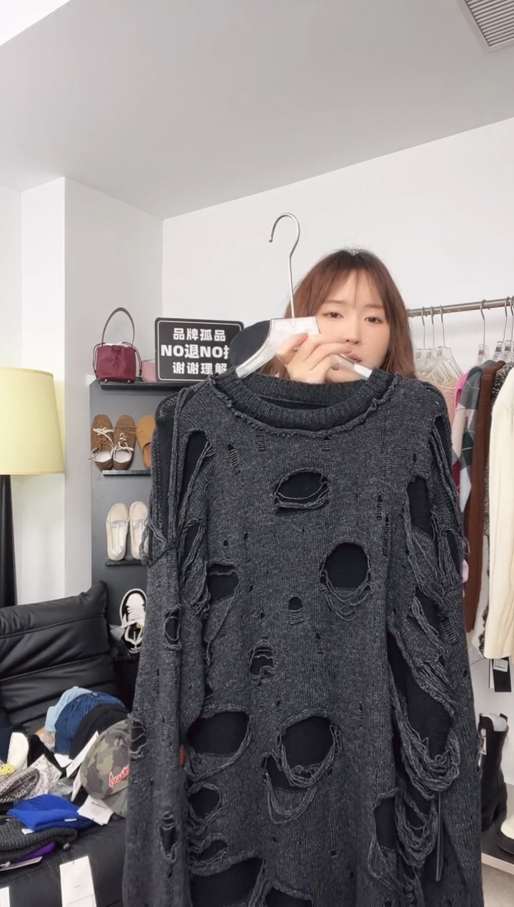 编号010 国外品牌破洞毛衣 已开价