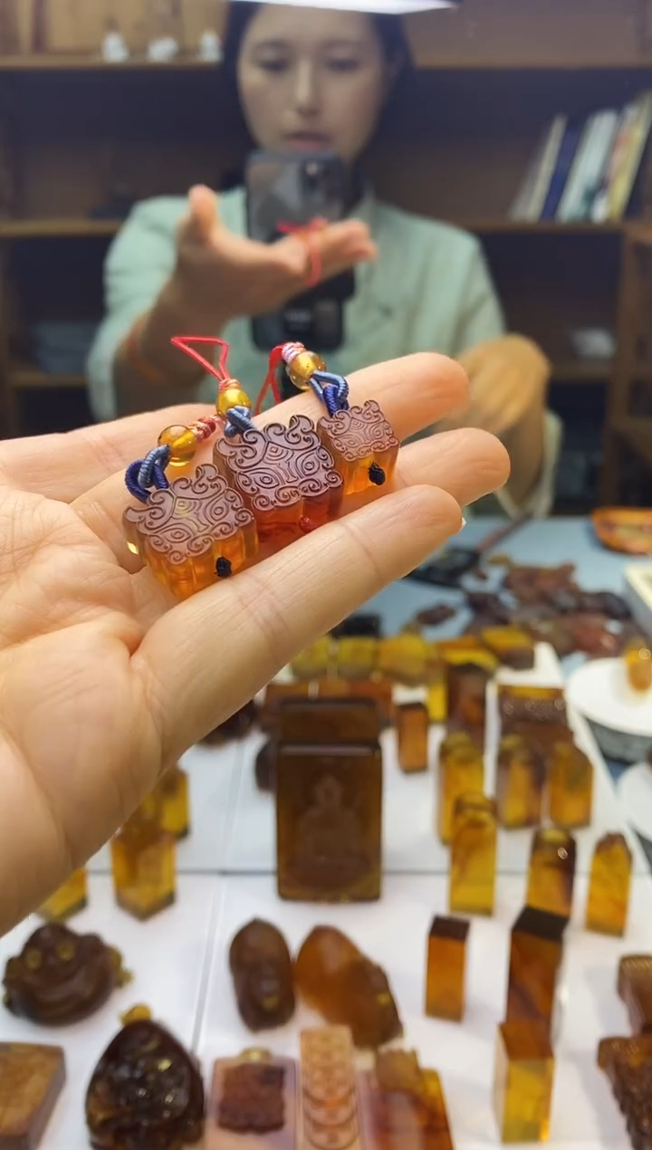 琥珀颈饰未镶嵌SN82-9（三个·饕餮脸）手机挂