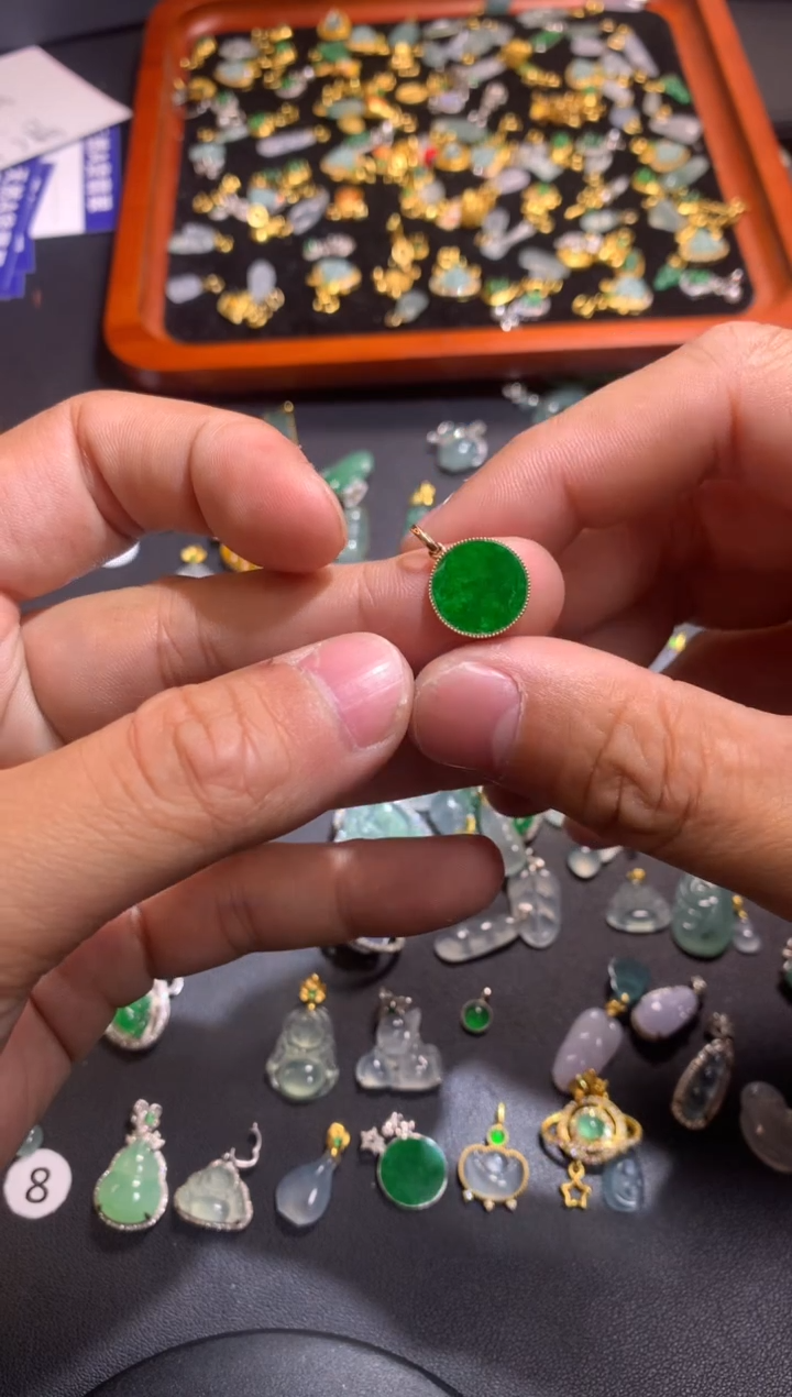 【闪购商品】翡翠吊坠(不含链)18K金镶嵌1