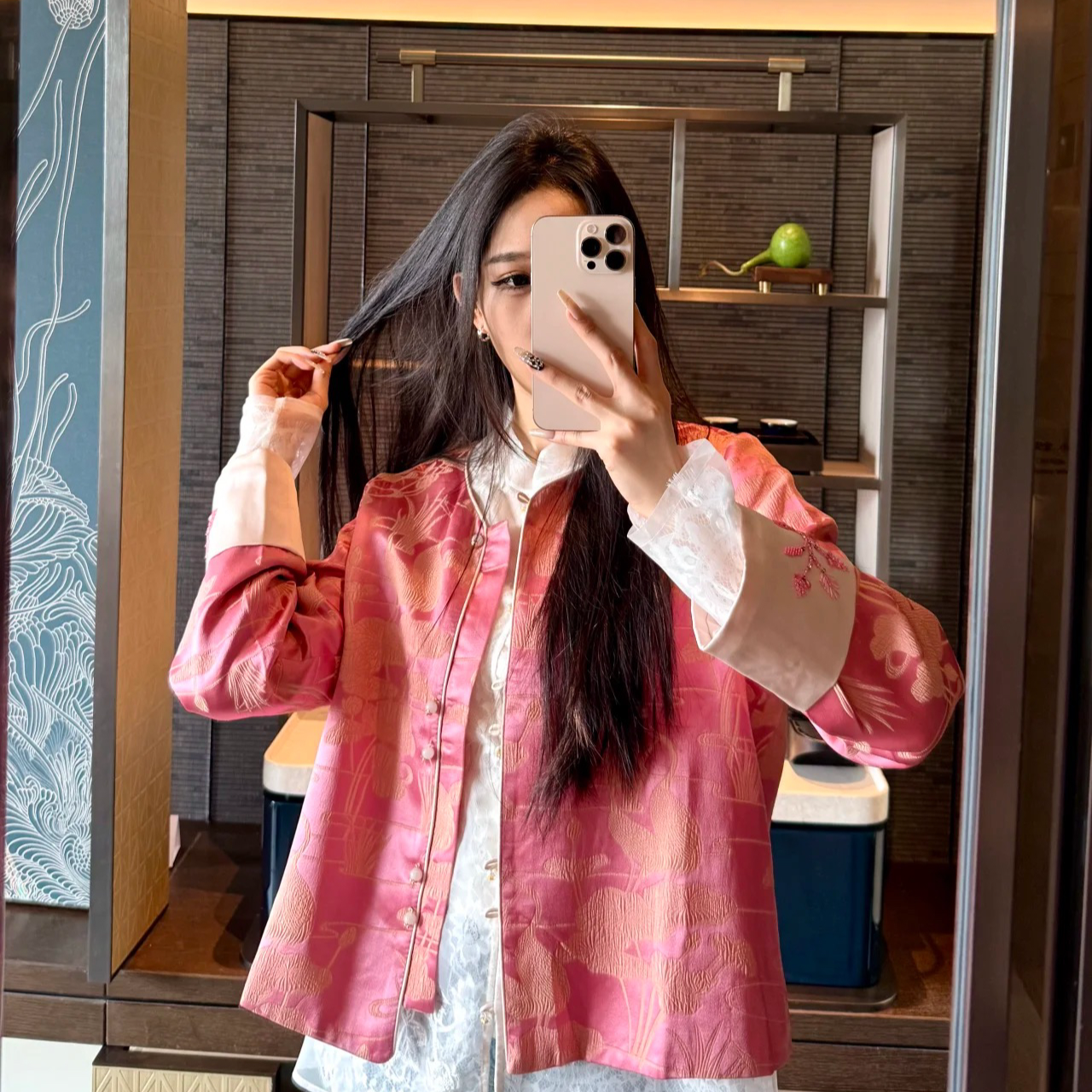 《深圳佐漫服饰》Y0102人面桃花相映红 新中式桑蚕丝冠乐皱外套