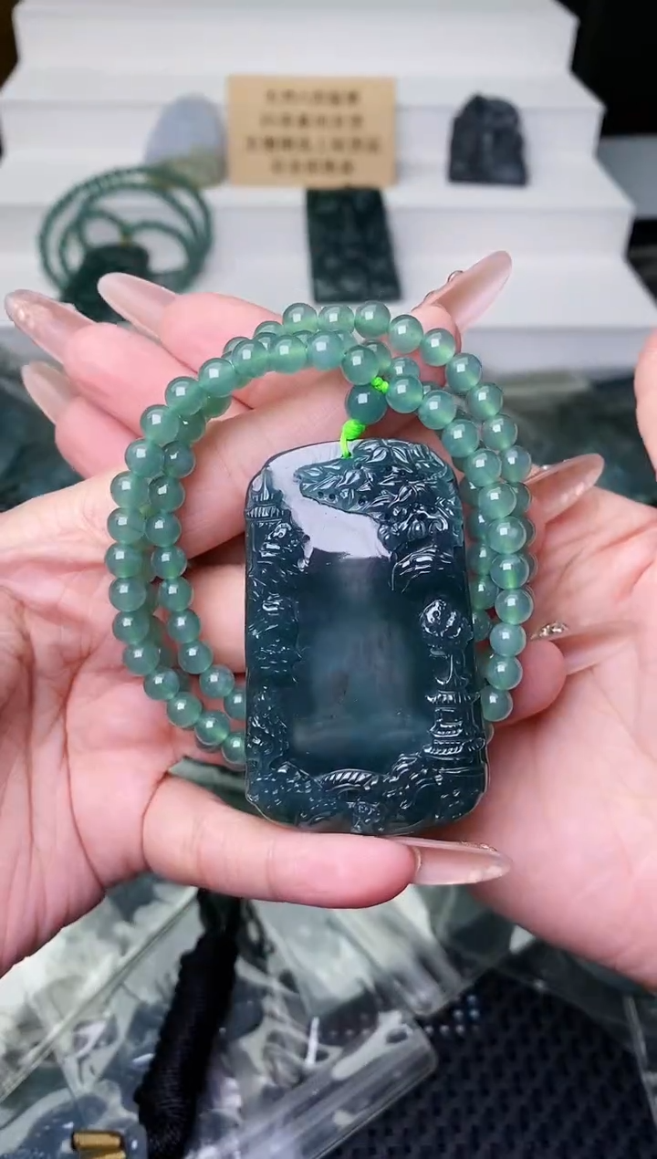 颈饰未镶嵌翡翠 