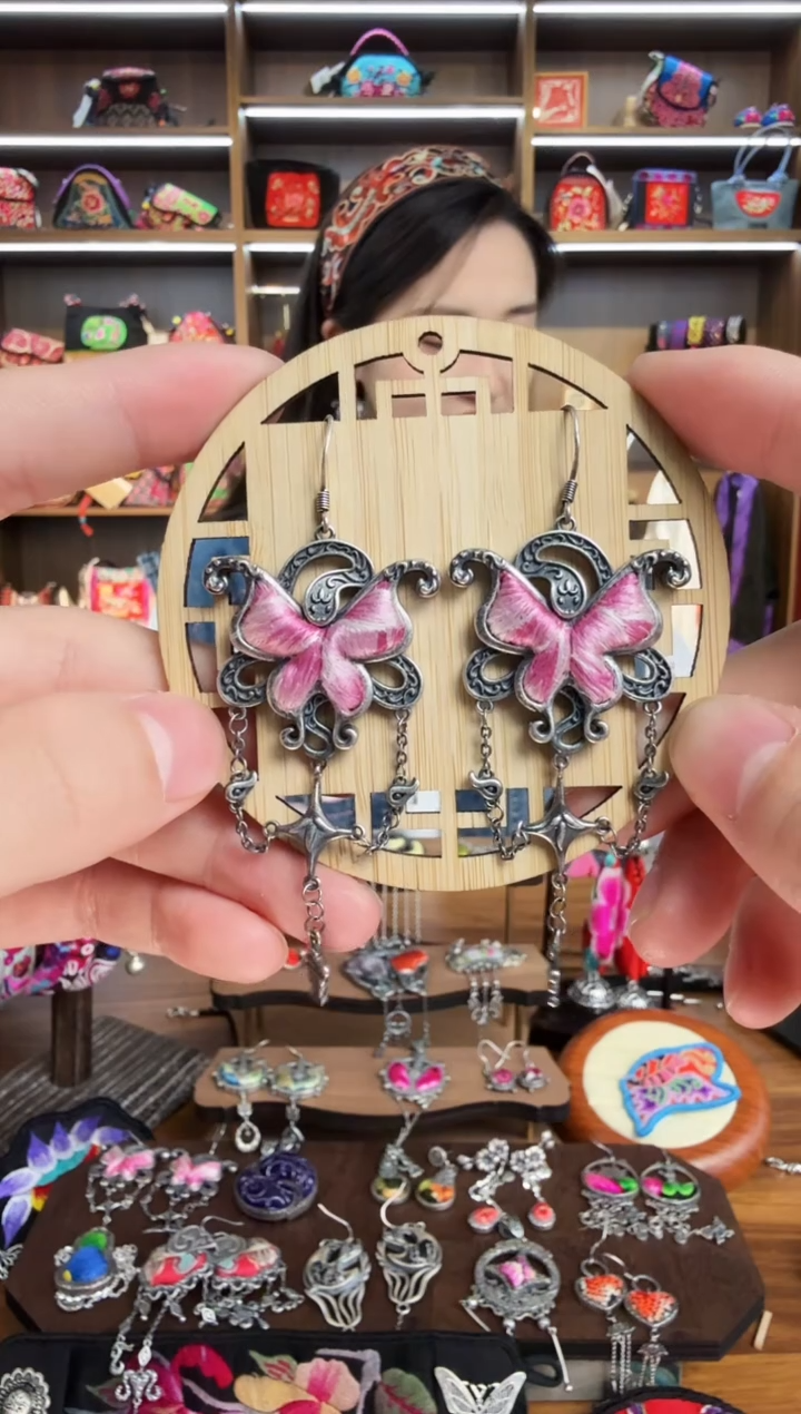 【闪购商品】织绣43蒙阿苏苗绣传承