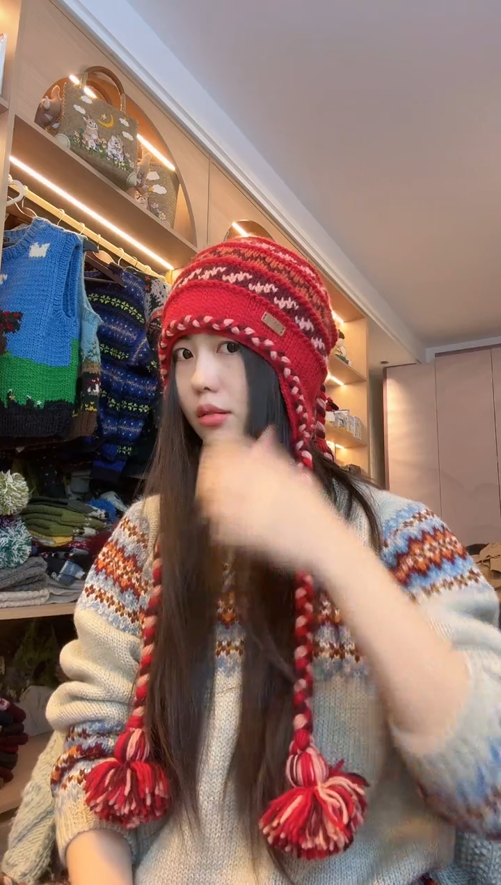 羊毛美利奴红色大辫子护耳帽 