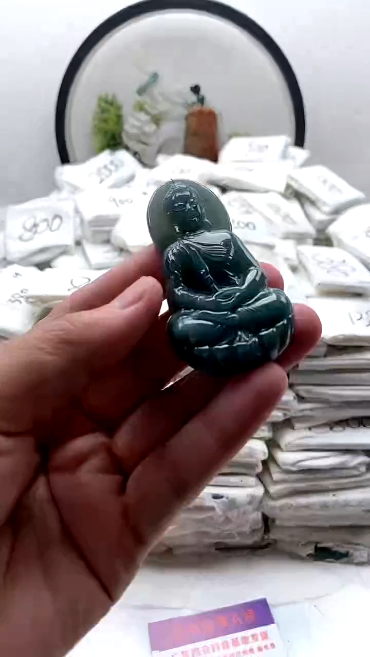 翡翠未镶嵌颈饰大日如来