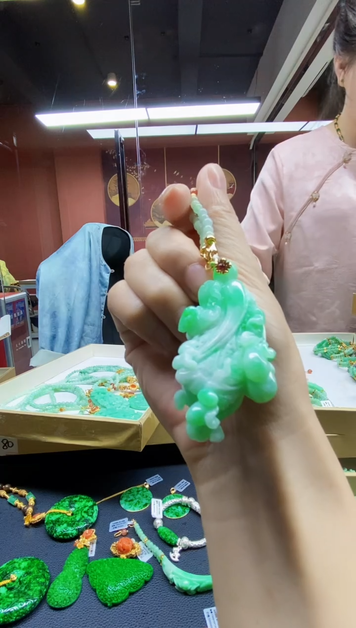 颈饰未镶嵌翡翠吊坠