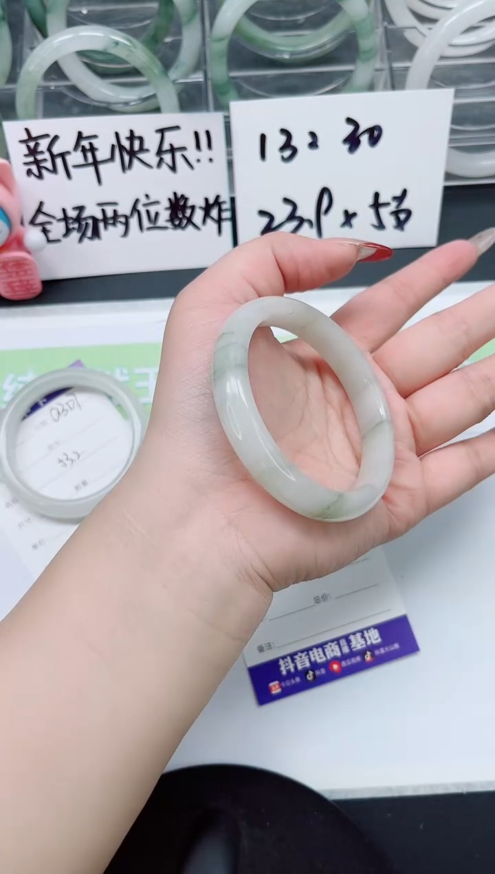 【闪购商品】石英质玉手镯未镶嵌a308