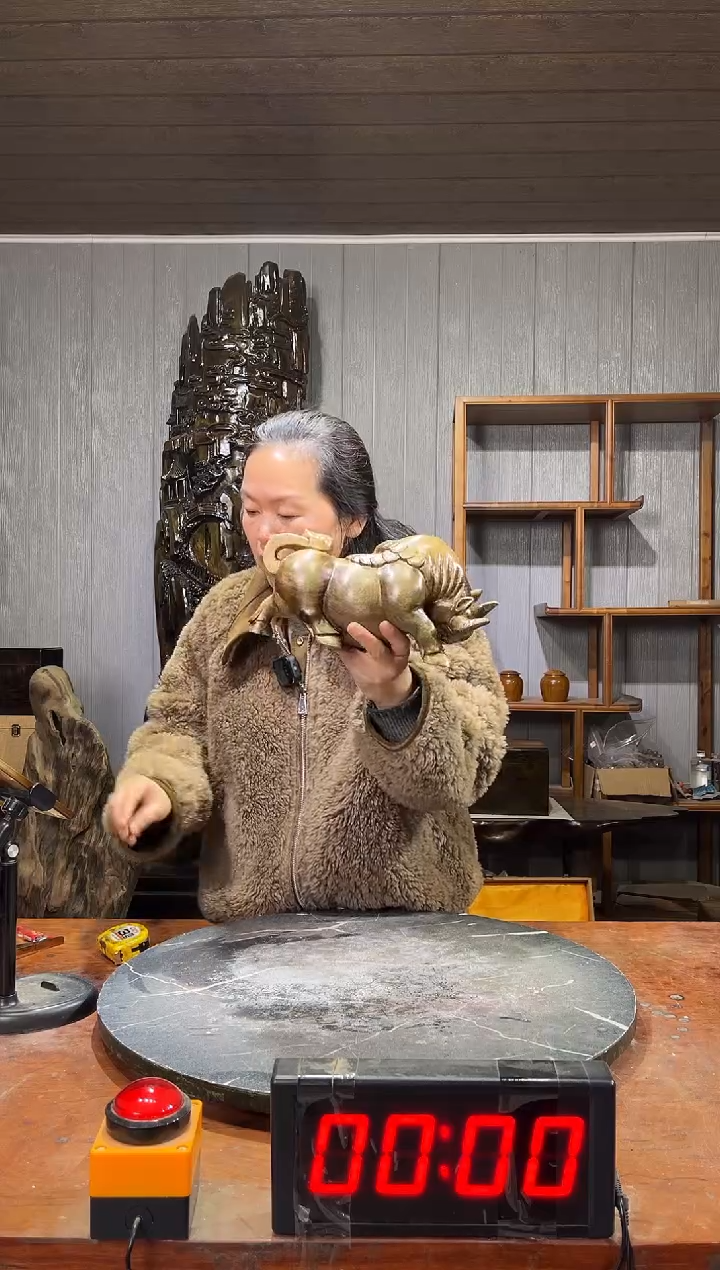 金丝楠贵****司斗牛摆件