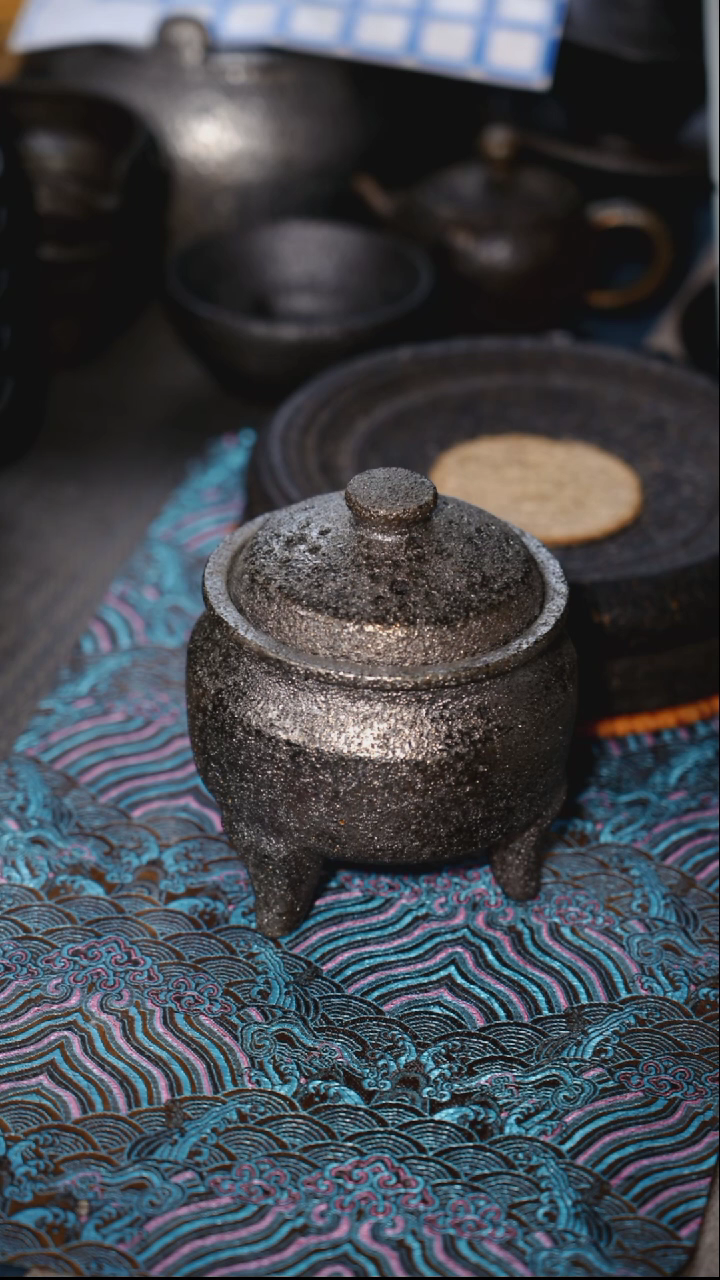 荥经砂器窑变孔雀蓝香炉