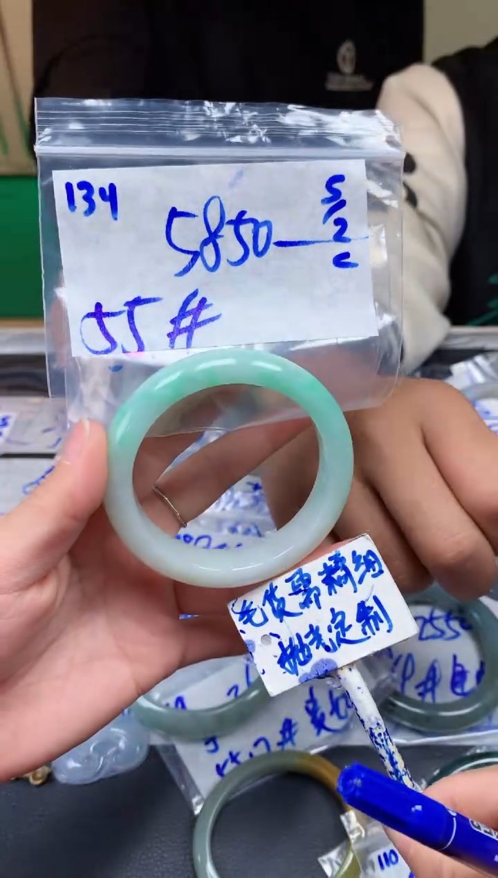 【闪购商品】定制翡翠未镶嵌134毛货需精细抛光手镯多样性拍一发一