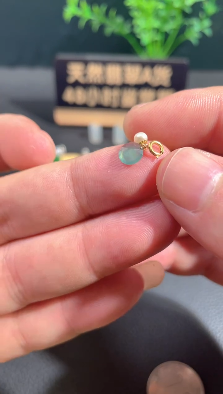 翡翠18K金镶嵌颈饰翡翠