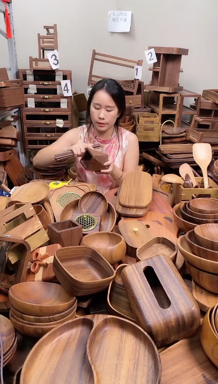  北美黑胡桃木菱形笔筒 A