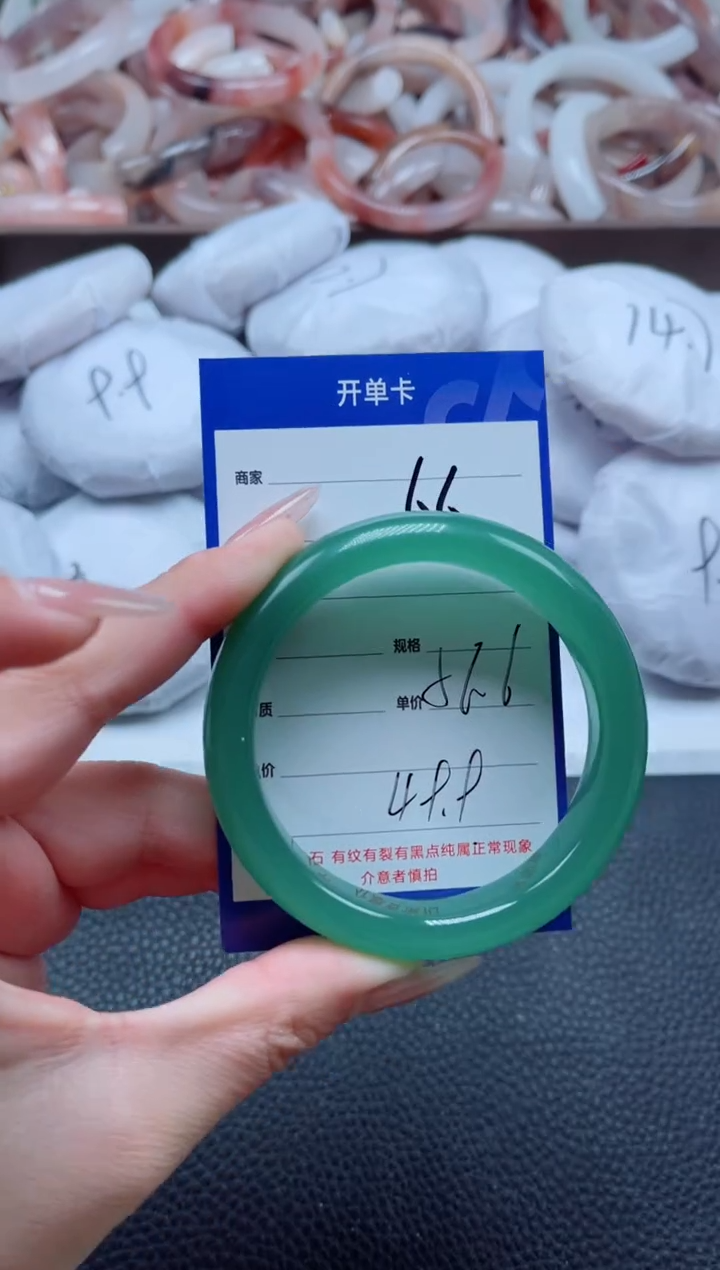 【闪购商品】石英质玉手镯未镶嵌66-56