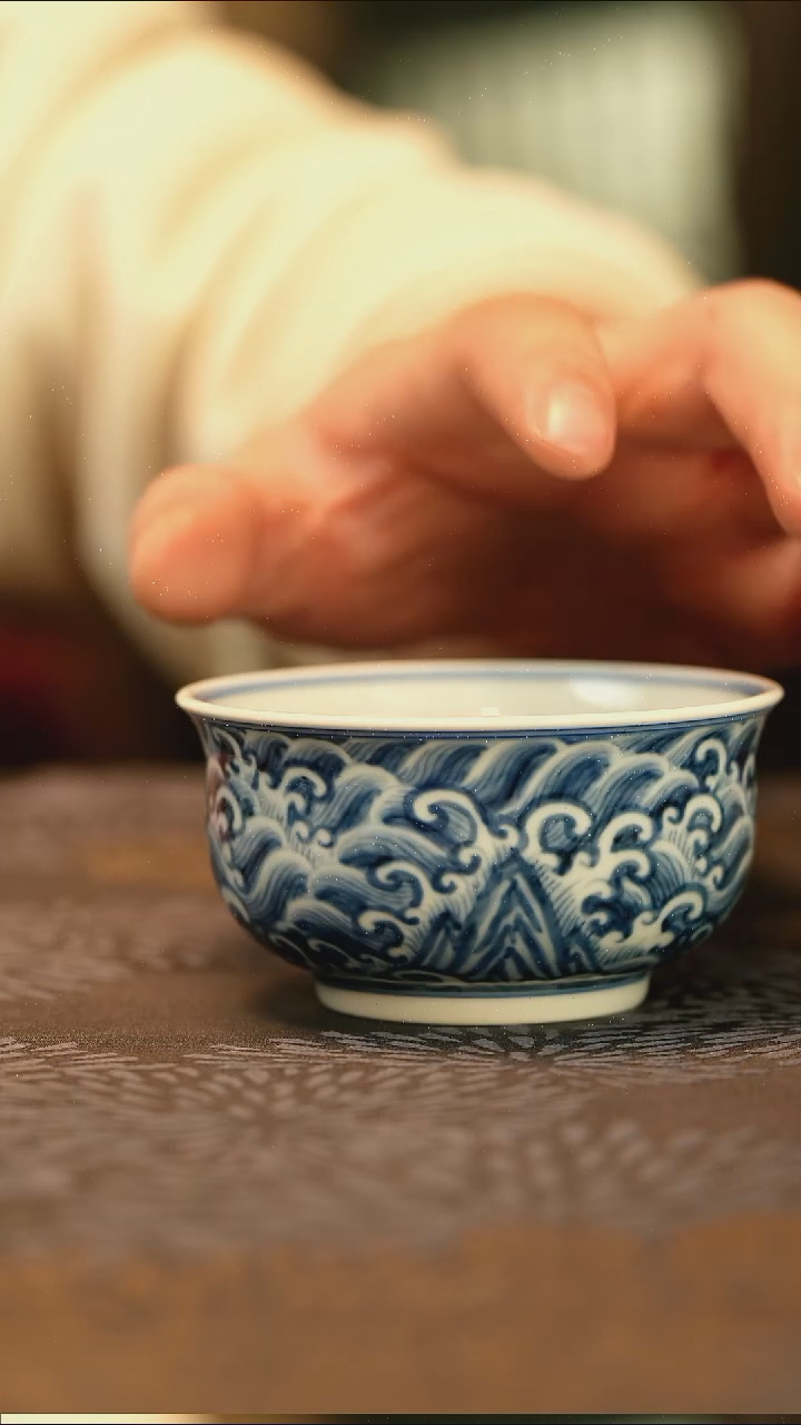 中式仿明青花江崖海水龙纹炉式杯