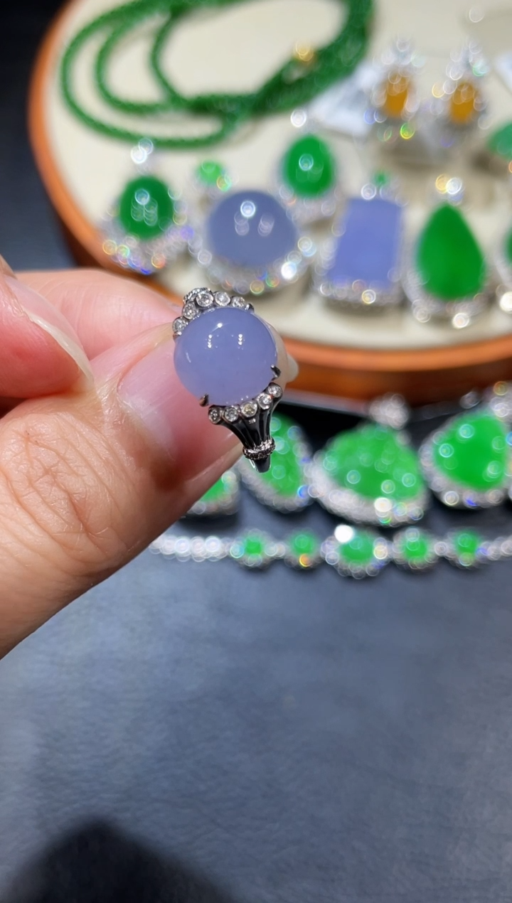 18K金镶嵌戒指翡翠蛋面