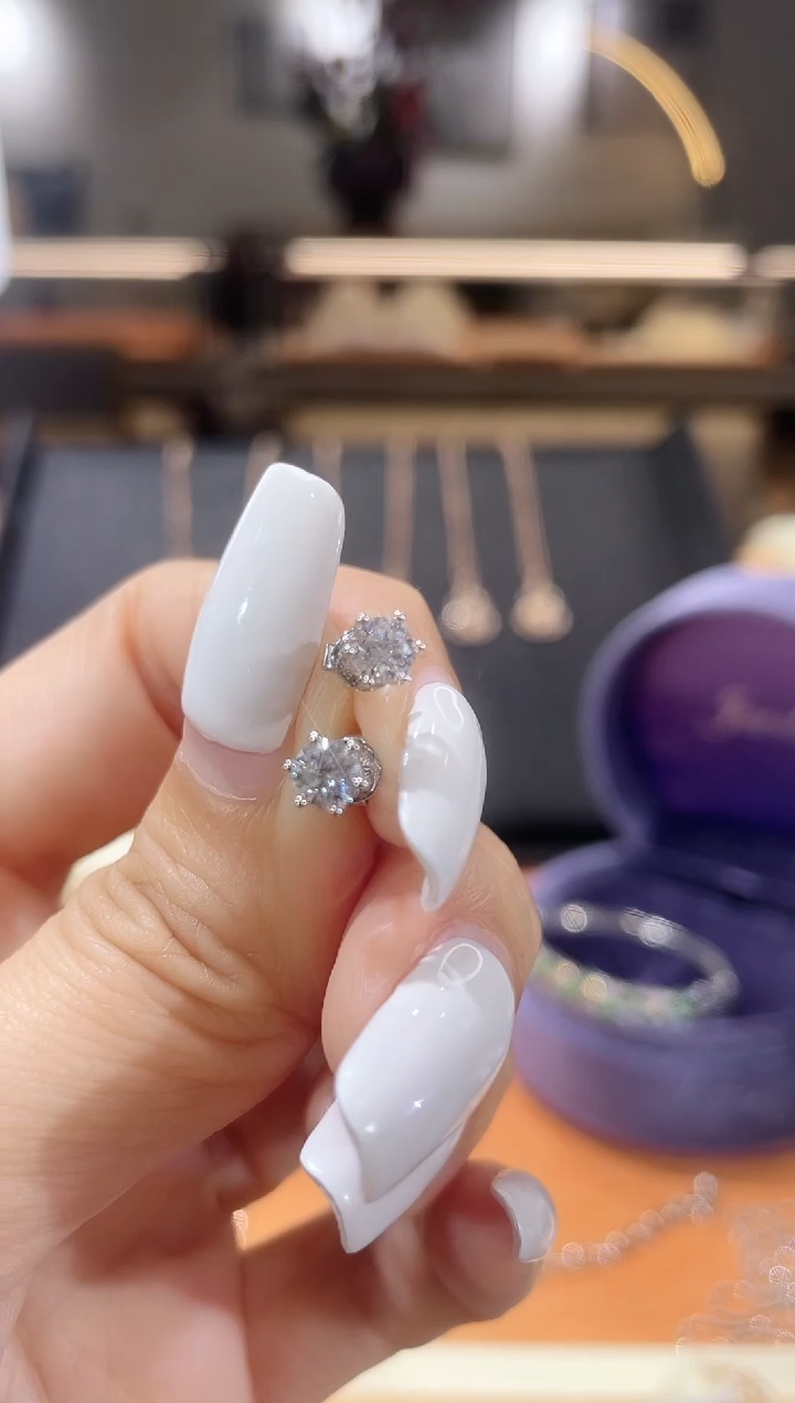 【闪购商品】实验室培育钻石耳饰18K金镶嵌耳钉