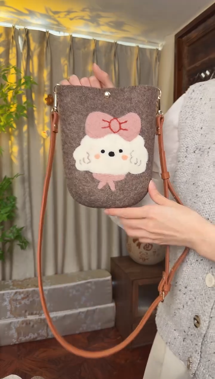 羊毛非遗羊毛毡包 手机包小狗