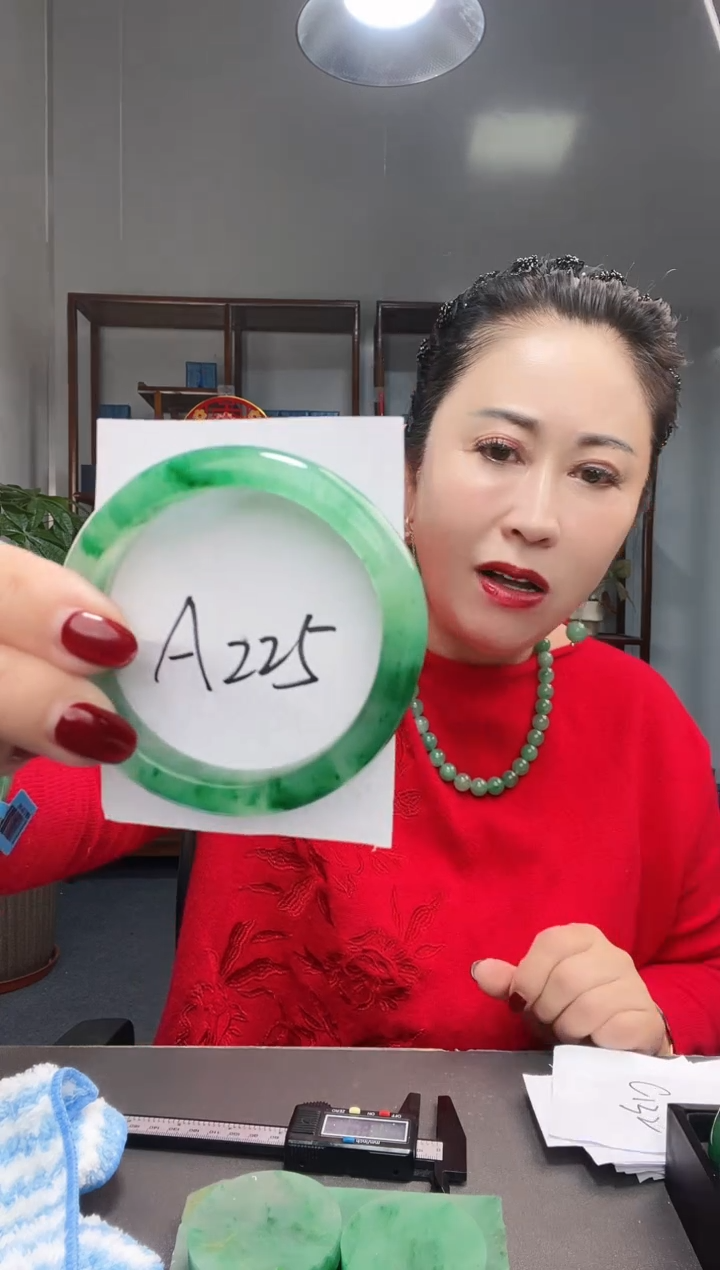 【闪购商品】石英质玉手镯未镶嵌非洲翠