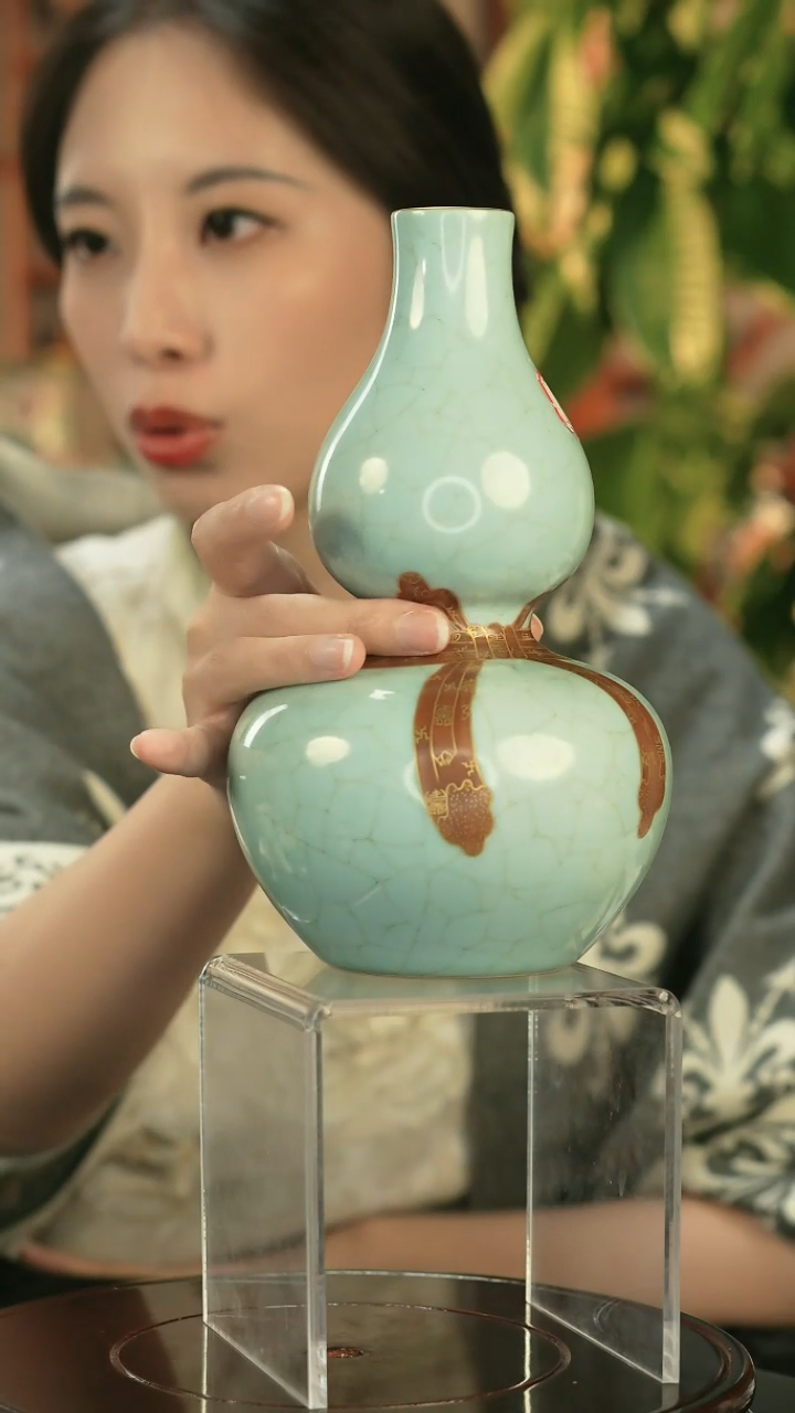 其他豆青釉描金葫芦瓶一只