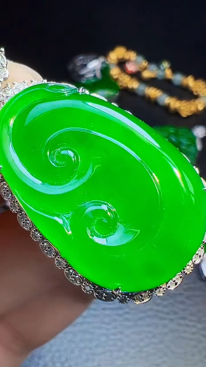 颈饰18K金镶嵌翡翠三*娘翡翠