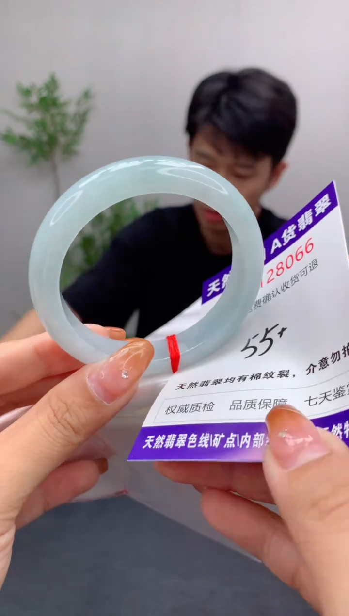未镶嵌手镯翡翠有纹，完美者勿拍