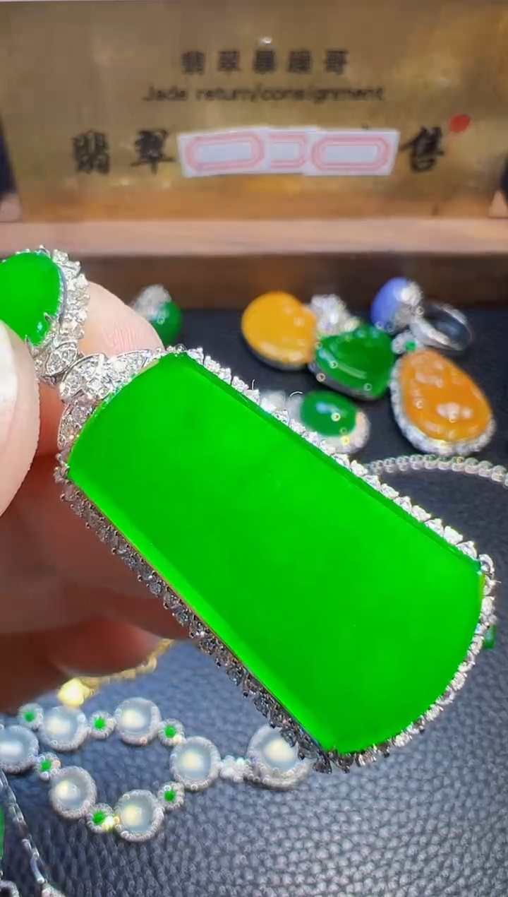 翡翠18K金镶嵌颈饰翡翠