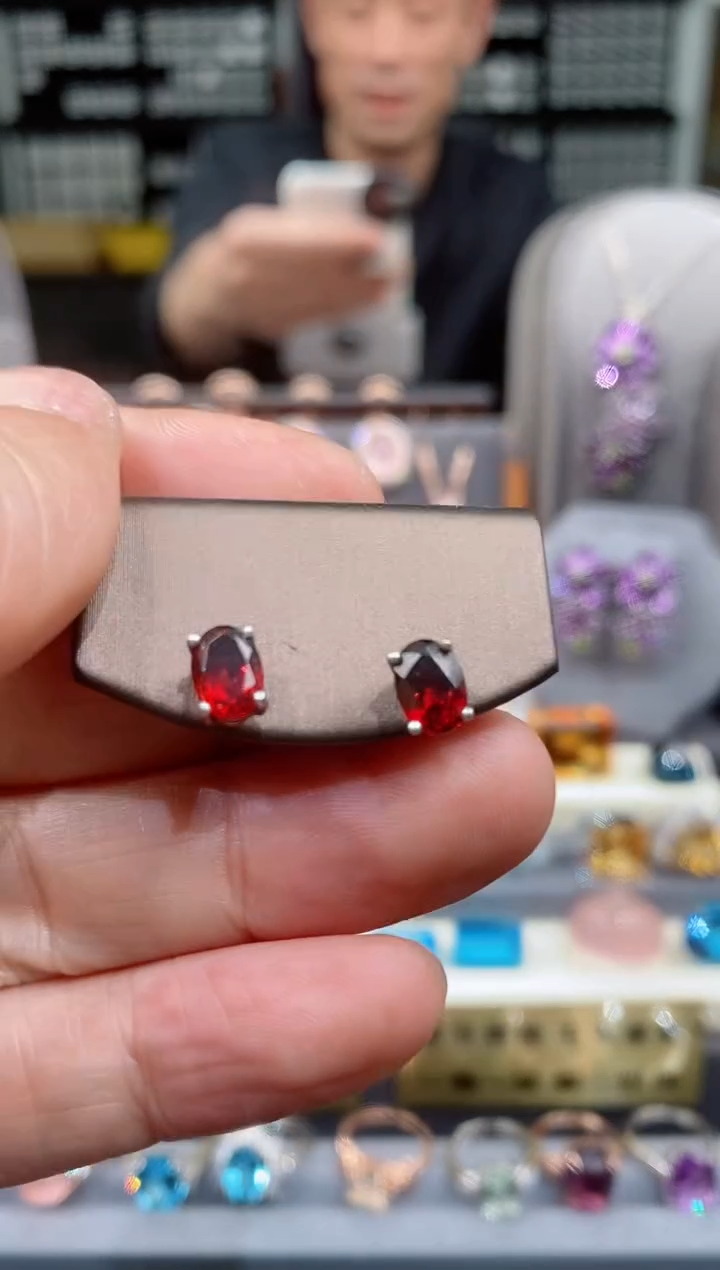 【闪购商品】石榴石耳钉银S925镶嵌石榴石耳钉