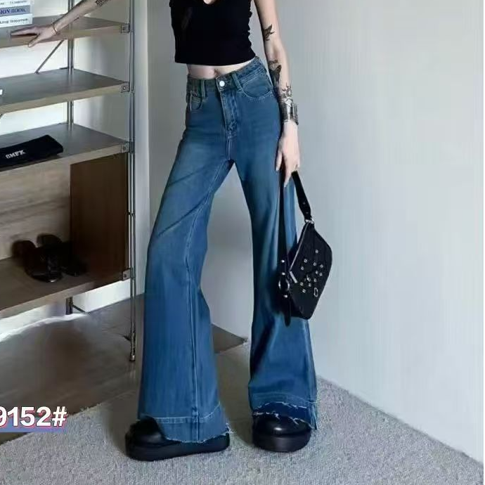 春季女款微喇牛仔裤