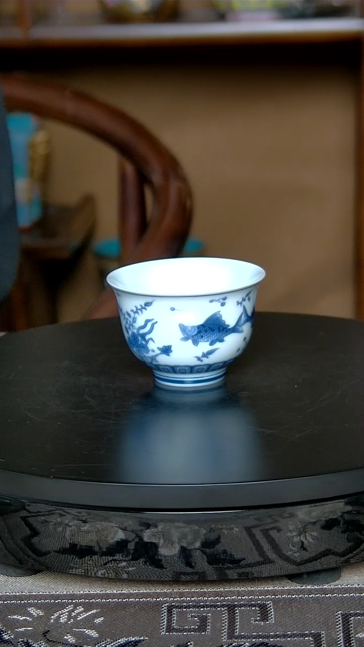 景德镇手工青花鱼藻纹杯