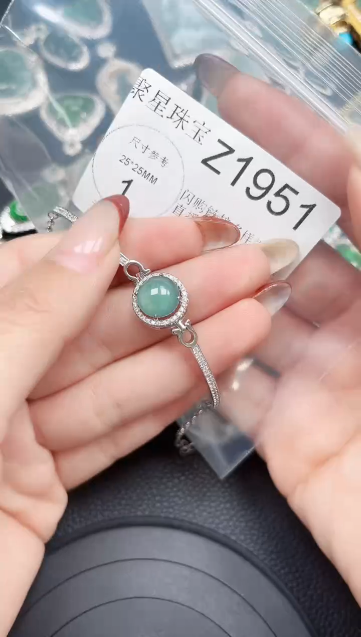 【闪购商品】翡翠颈饰未镶嵌1951赠皮绳