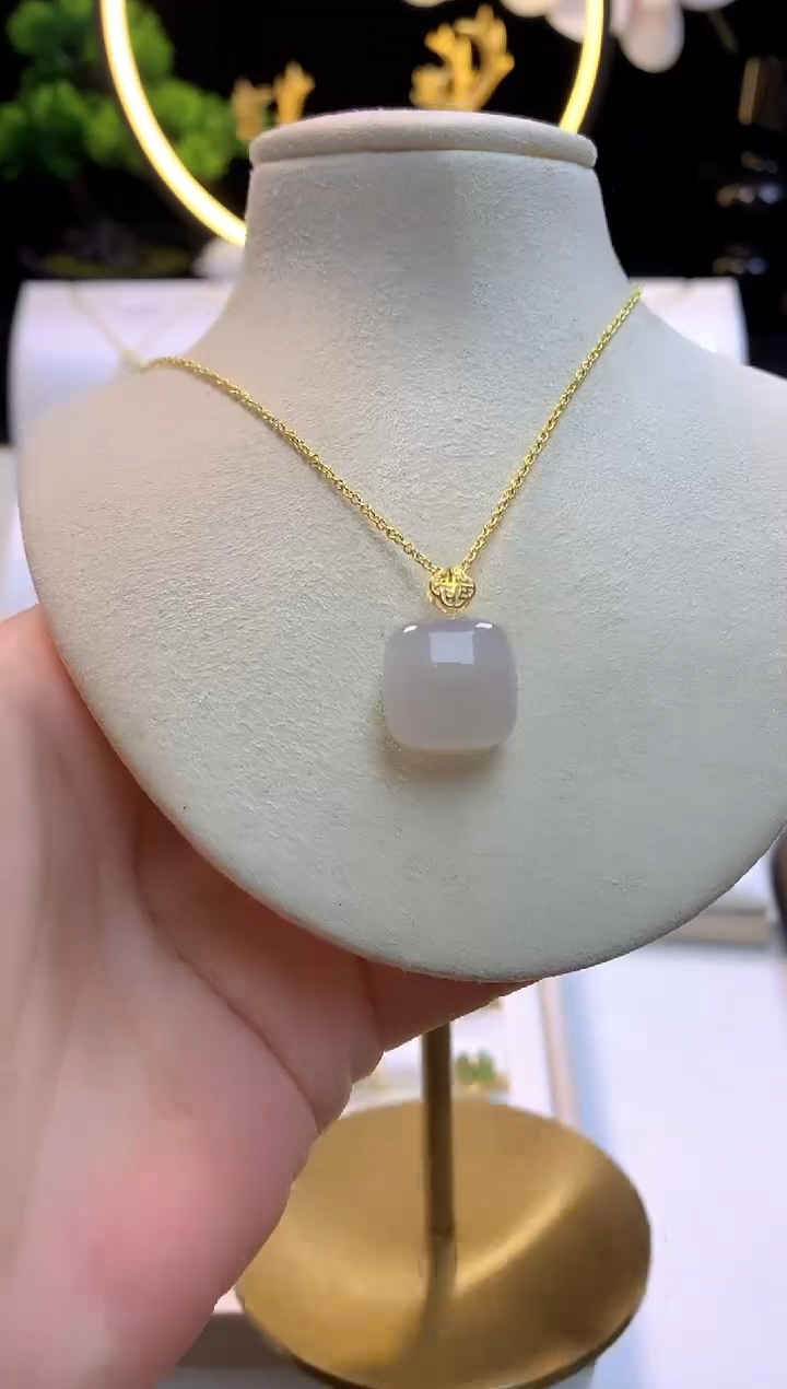 【闪购商品】和田玉吊坠18K金镶嵌小方糖