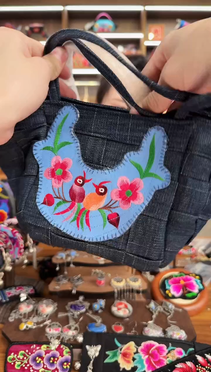 【闪购商品】织绣A18蒙阿苏苗绣传承