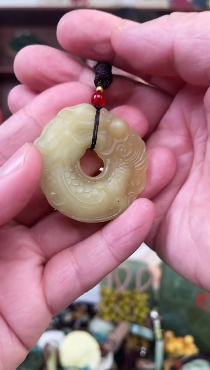 未镶嵌蛇纹石玉颈饰`