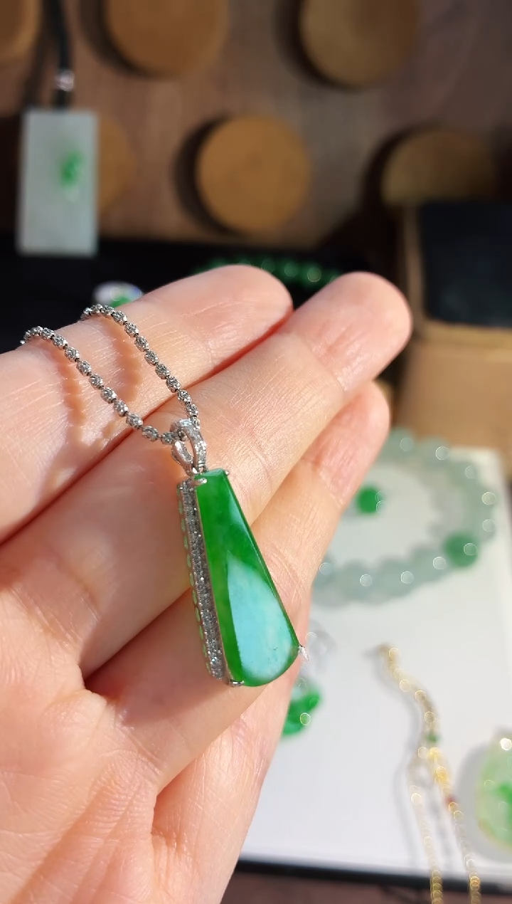 吊坠(不含链)18K金镶嵌翡翠吊坠