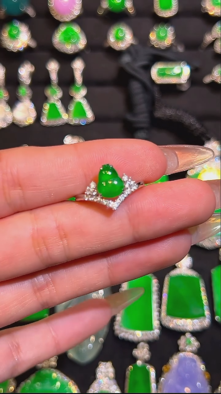 颈饰18K金镶嵌翡翠戒指