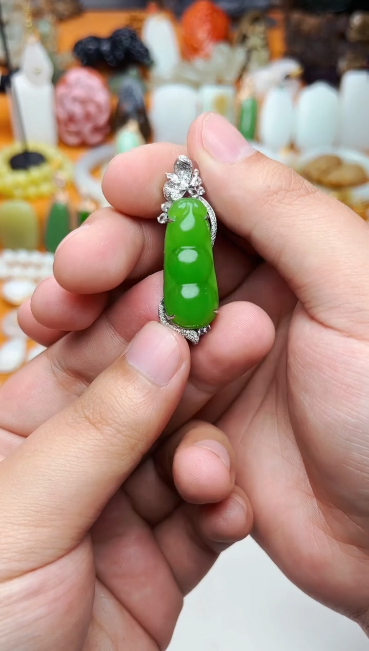 【闪购商品】和田玉颈饰18K金镶嵌福豆01