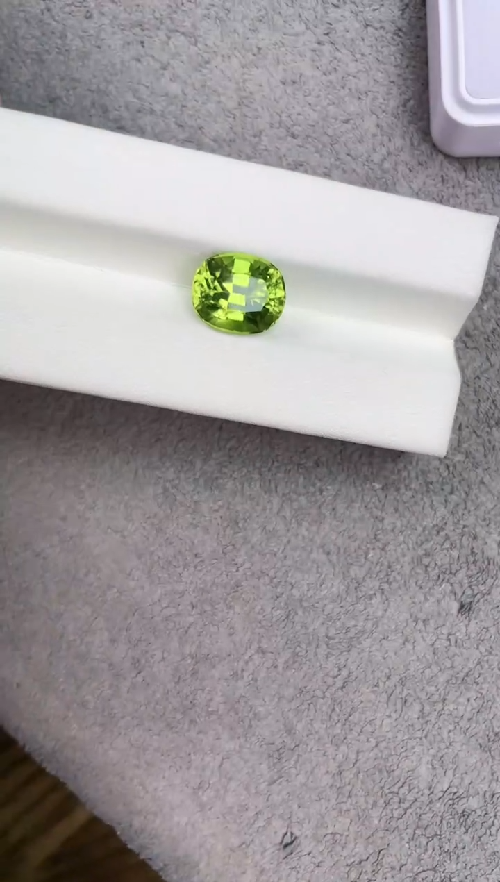 【闪购商品】橄榄石笔搁未镶嵌6.3克拉