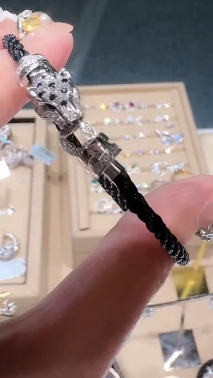 铂Pt950镶嵌吊坠钻石豹子吊坠