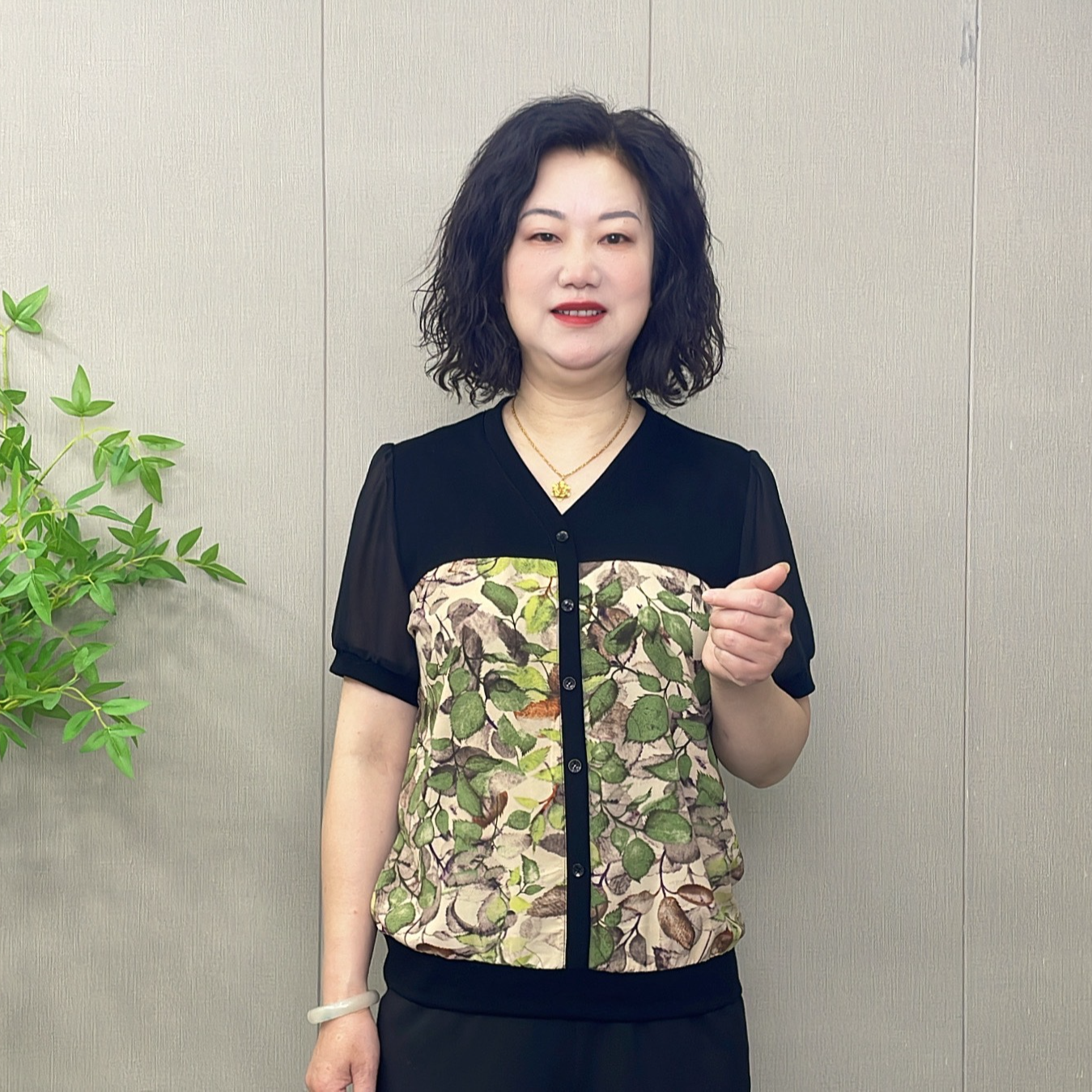 中老年2025新款洋气百搭拼接短袖上衣夏季薄款显瘦遮肚宽松妈妈装