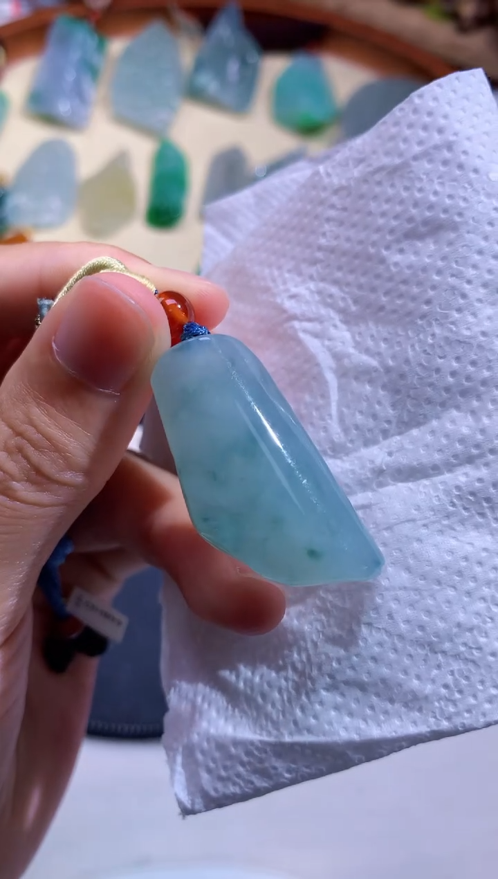 颈饰未镶嵌翡翠      