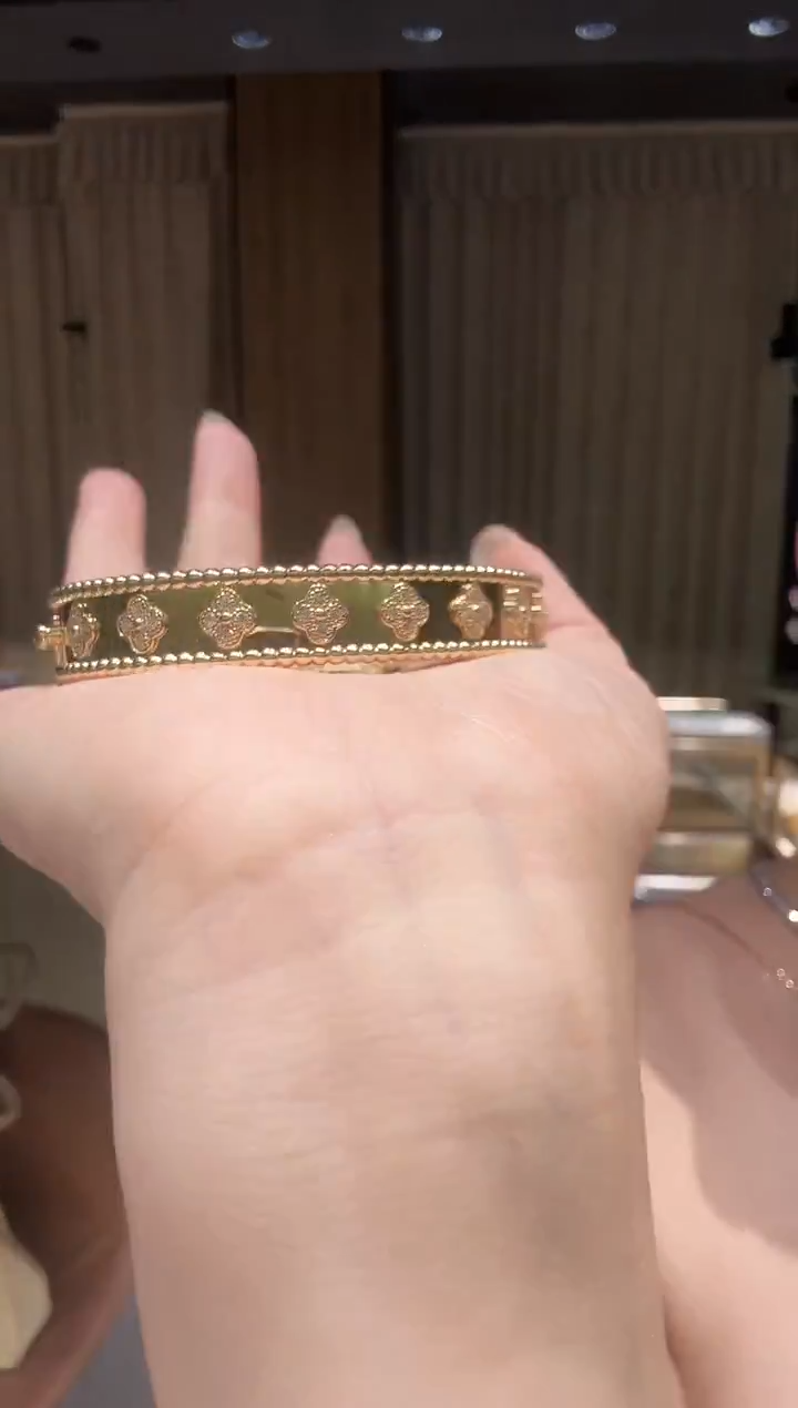 18K金镶嵌手镯钻石万花筒