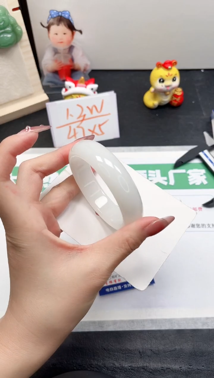 【闪购商品】石英质玉手镯未镶嵌85-58.4