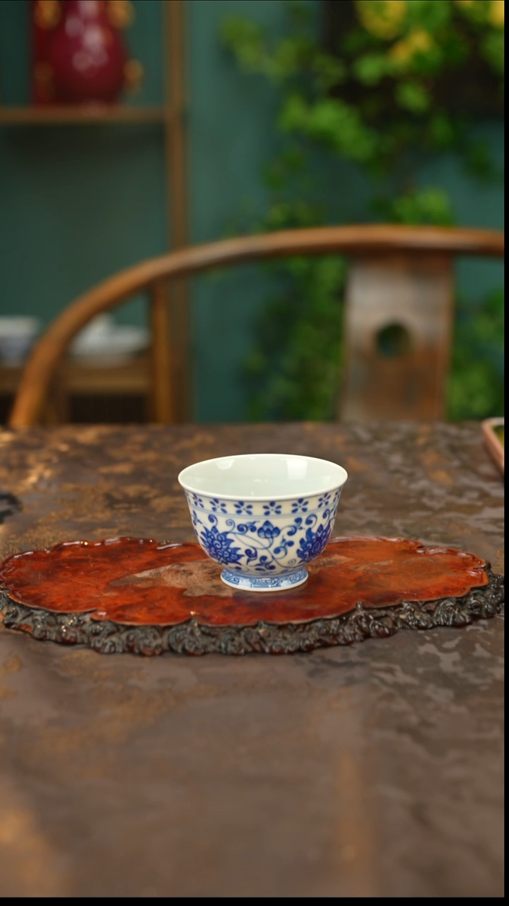 青花手绘缠枝莲主人杯