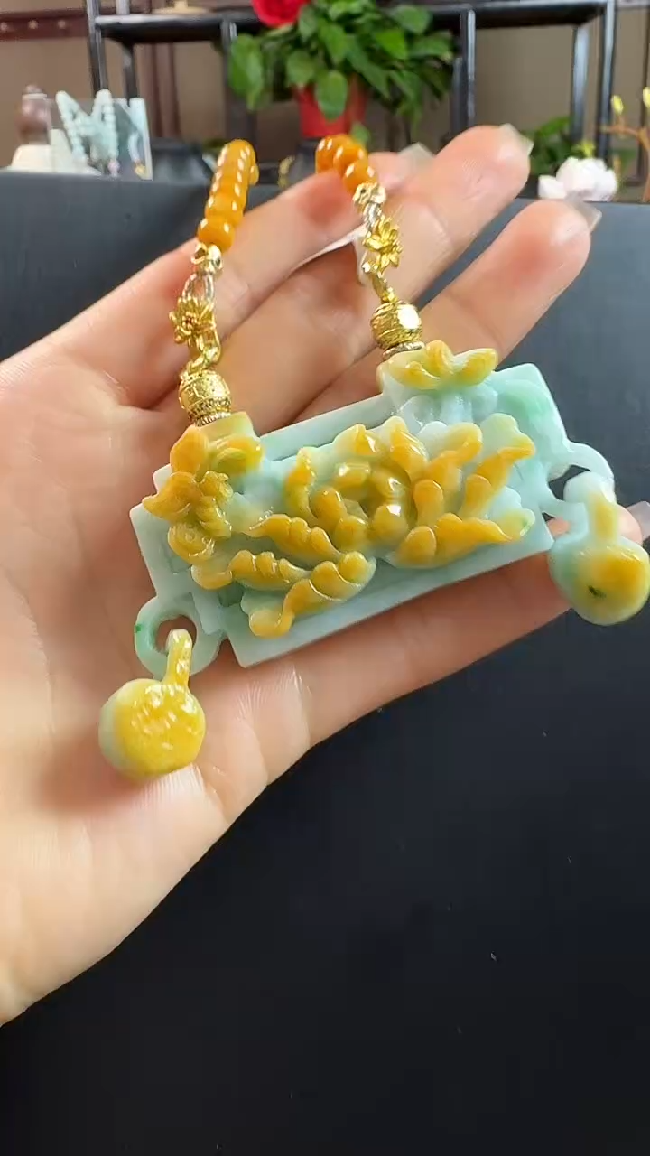 颈饰未镶嵌翡翠蝶恋花