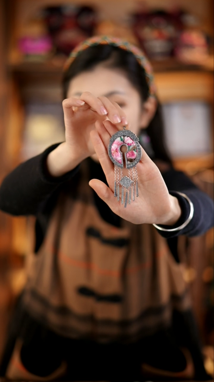 刺绣私人定制苗族手工W110