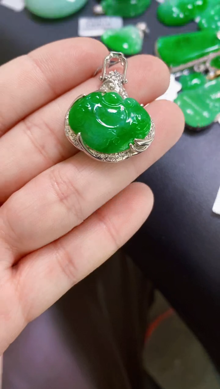 颈饰18K金镶嵌翡翠耳包