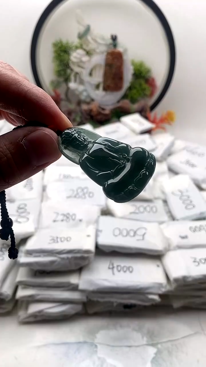 颈饰未镶嵌翡翠素衣观音