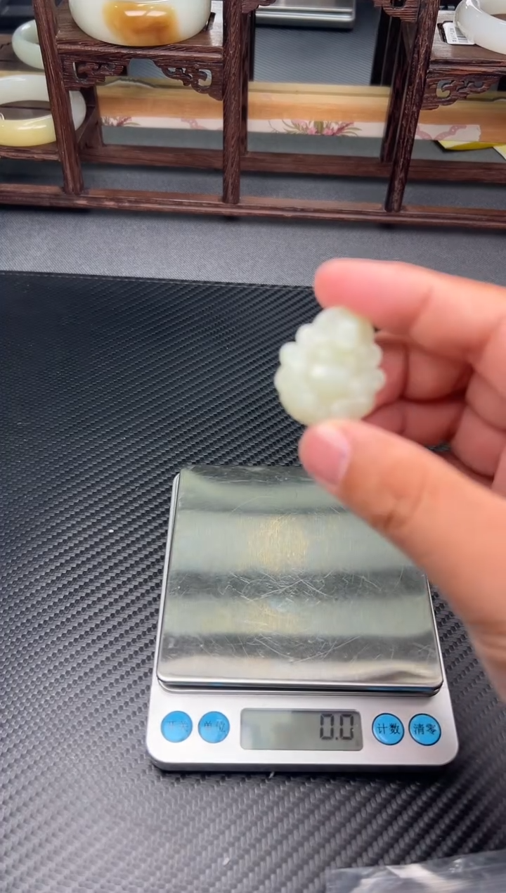 吊坠(赠链)未镶嵌和田玉且末微色差迪克兰二细吊坠