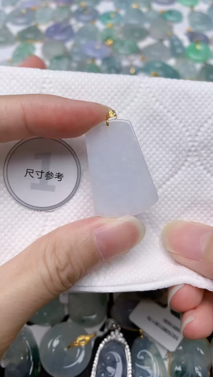 翡翠18K金镶嵌颈饰天然A货翡翠