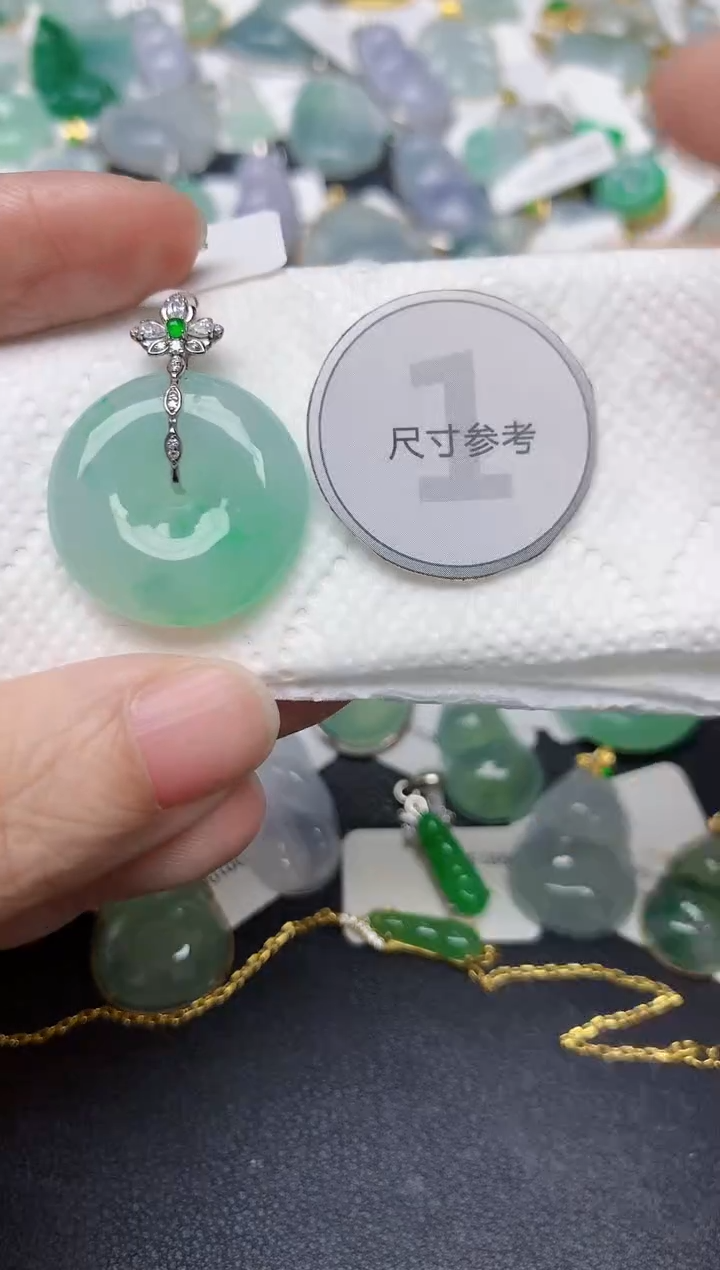颈饰18K金镶嵌翡翠天然翡翠A货